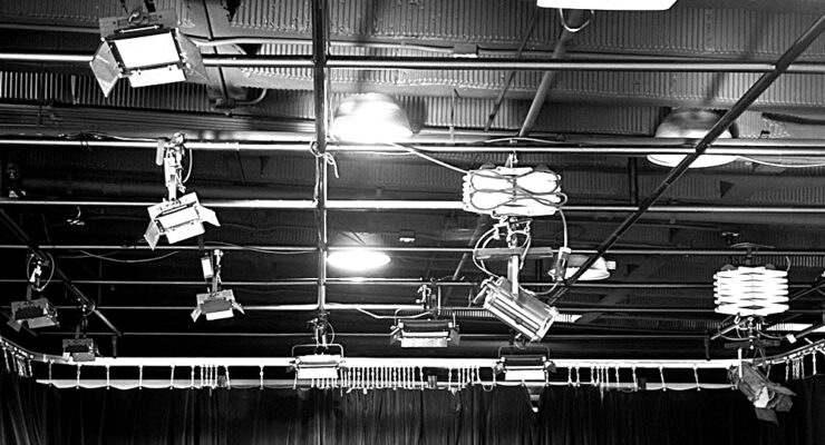 Grillage en métaux ouvrés au plafond d'un théâtre conçu par la division VF métal