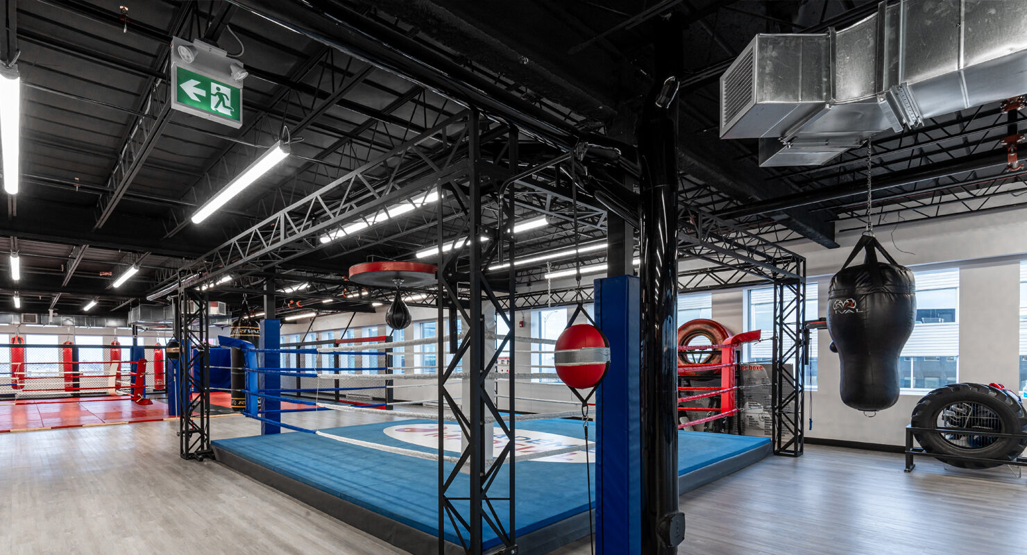 Ring de boxe dans le gym d'Ali Nestor, un local commercial de 8 200 pi2 complètement aménagé par les Entreprises Victor et François, entrepreneur général situé à Saint-Eustache.