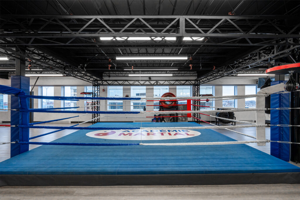 Aménagement complet d'un local commercial de 8 200 pi2 en gym de boxe pour Ali Nestor, une réalisation des Entreprises Victor et François, entrepreneur général situé à Saint-Eustache.