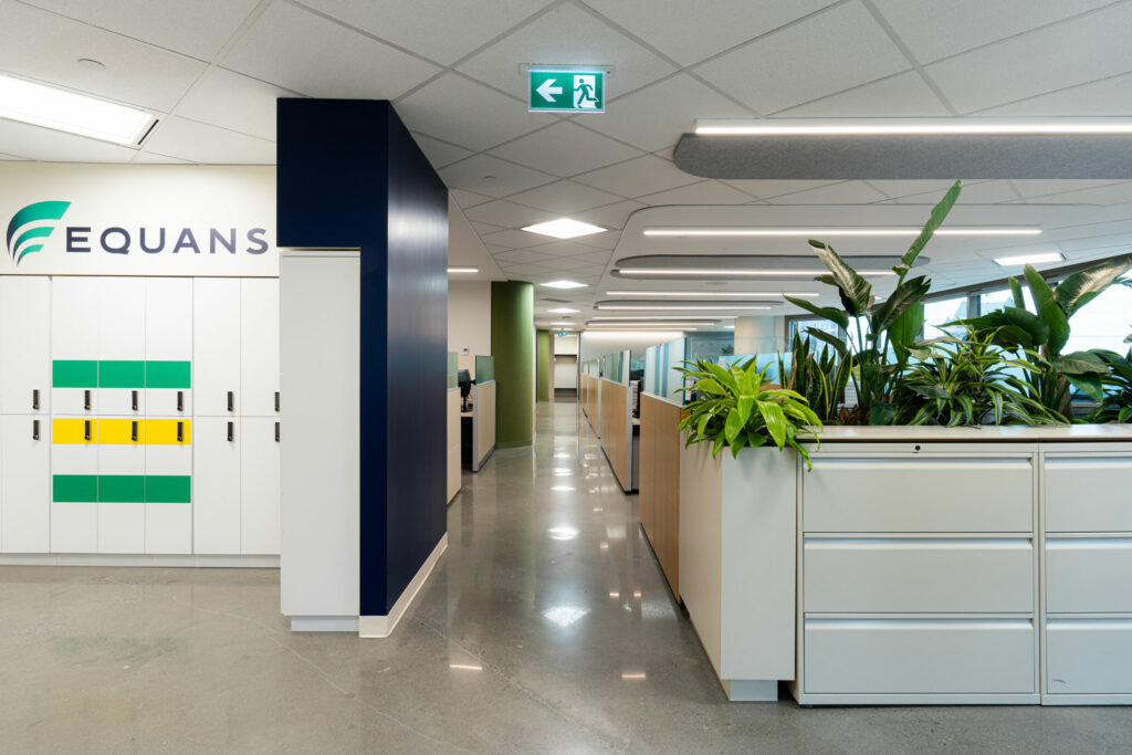 Aménagement de bureaux complet pour Equans Services réalisé par les Entreprises Victor et François, entrepreneur général et commercial situé à Saint-Eustache.