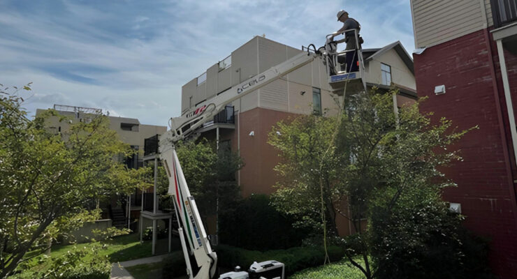 Victor et François, entrepreneur commercial situé à Saint-Eustache, a refait les solins d’une série de condos à Boisbriand, soit 30 blocs de quatre façades chacun.