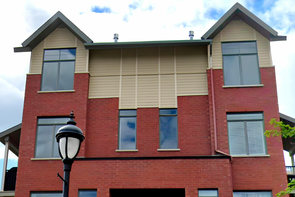 Victor et François, entrepreneur commercial situé à Saint-Eustache, a refait les solins d’une série de condos à Boisbriand, soit 30 blocs de quatre façades chacun.