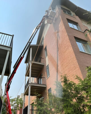 Victor et François, entrepreneur commercial situé à Saint-Eustache, a refait les solins d’une série de condos à Boisbriand, soit 30 blocs de quatre façades chacun.