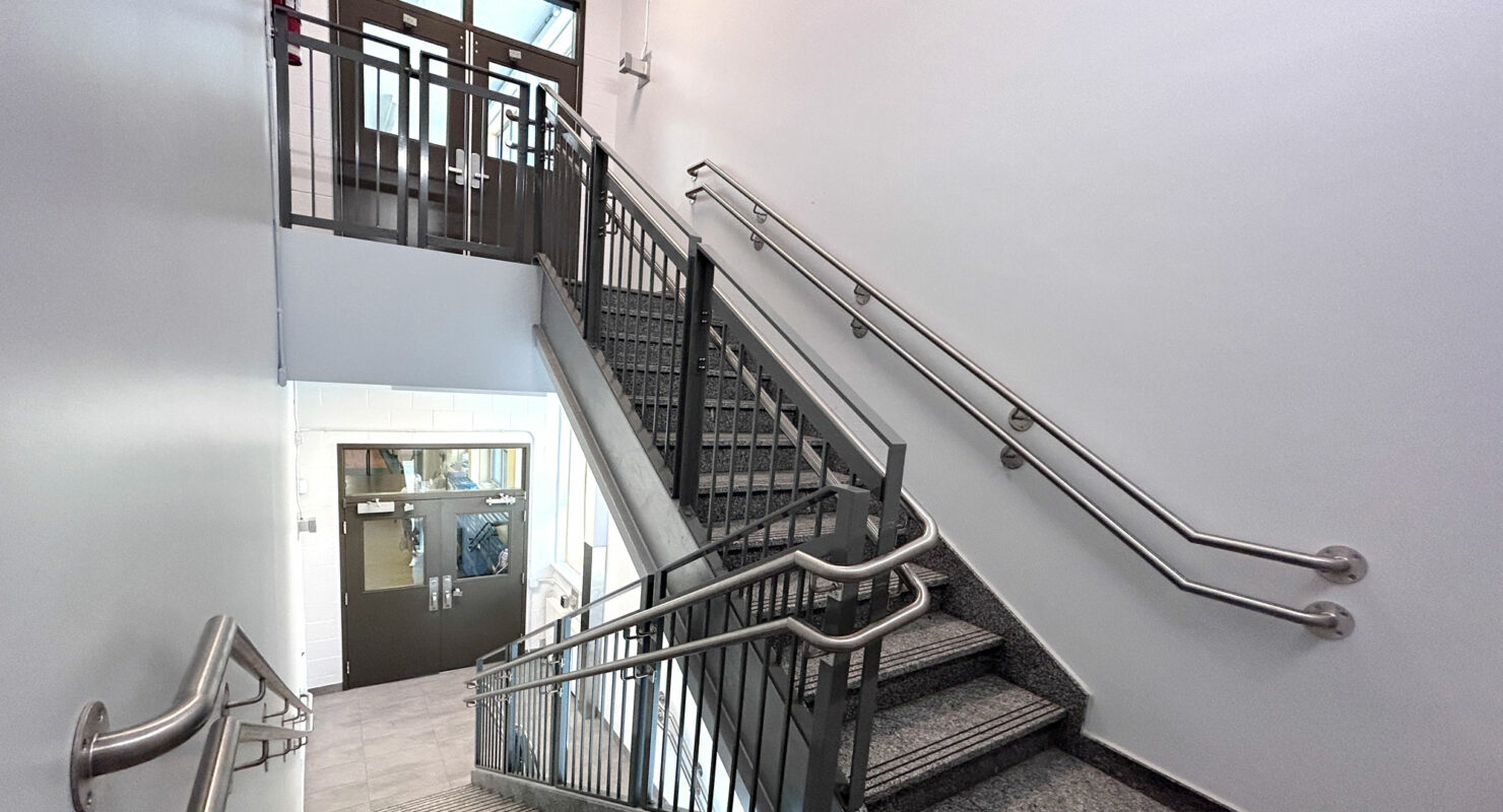 Refonte de la cage d'escalier et de l'entrée dans une école primaire réalisée par les Entreprises Victor et François, entrepreneur général et institutionnel situé à Saint-Eustache.