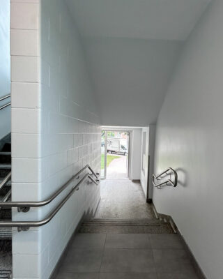 Refonte de la cage d'escalier et de l'entrée dans une école primaire réalisée par les Entreprises Victor et François, entrepreneur général et institutionnel situé à Saint-Eustache.