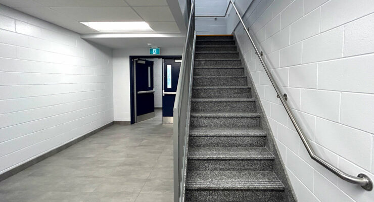 Refonte de la cage d'escalier et de l'entrée dans une école secondaire réalisée par les Entreprises Victor et François, entrepreneur général et institutionnel situé à Saint-Eustache.