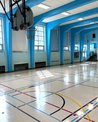 Réfection du plancher de gymnase dans une école primaire réalisée par les Entreprises Victor et François, entrepreneur général et institutuionnel situé à Saint-Eustache.