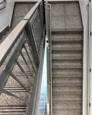 Refonte de la cage d'escalier et de l'entrée dans une école primaire réalisée par les Entreprises Victor et François, entrepreneur général et institutionnel situé à Saint-Eustache.